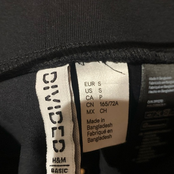 H&M black flowy mini skirt, size S - Picture 2 of 2